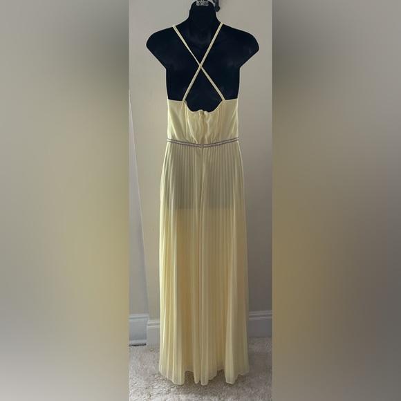 Aqua Dresses Yellow Pleated Halter Gown NWT Size 6 - Picture 3 of 16
